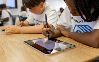 Weltlehrertag: Apple erweitert Programme zur Förderung von Bildung